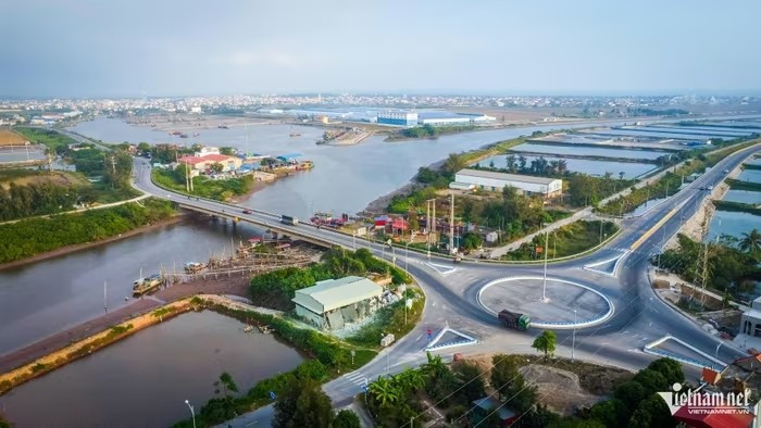 Đoạn qua tỉnh Nam Định (cũ) có tổng chiều dài đầu tư xây mới là 50,98km; trong đó xây mới 38,02km, mở rộng và nâng cấp 12,96km. Các đoạn đi trùng quốc lộ 37B, quốc lộ 21 và đoạn dự án cầu Thịnh Long được tận dụng tuyến hiện trạng, không đầu tư xây mới. Trong ảnh là nút giao QL37B với tuyến đường bộ ven biển.