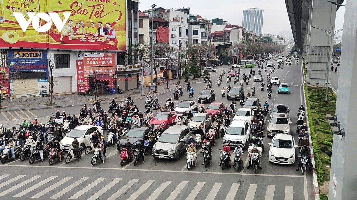 Nút giao Ngã Tư Vọng hướng từ Trường Chinh đi Đại La, mật độ giao thông thấp, không gây ùn tắc.