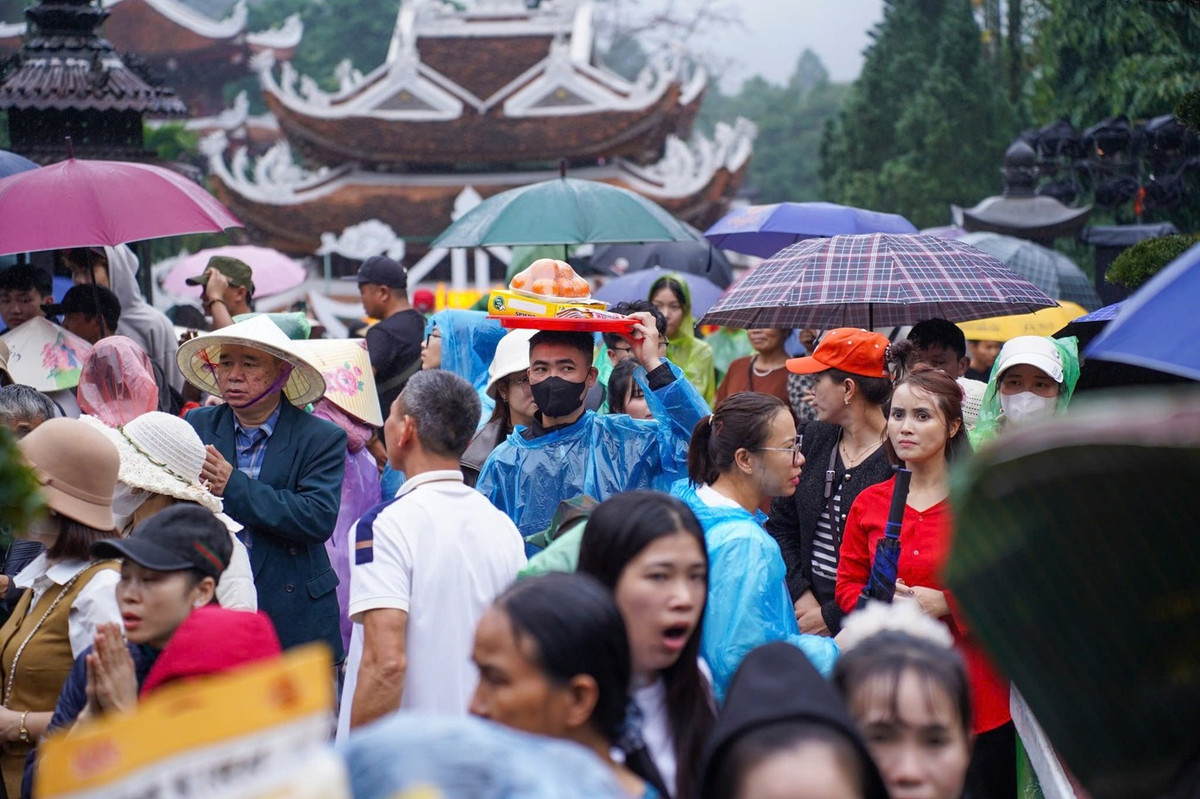 Bất chấp mưa lớn, biển người đổ về khai hội chùa Hương sáng Mùng 6 tháng Giêng. Ảnh: ĐỨC NGUYỄN