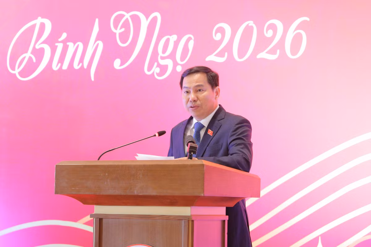 Tổng Thư ký Quốc hội, Chủ nhiệm Văn phòng Quốc hội Lê Quang Mạnh báo cáo tại cuộc gặp mặt. Ảnh: Hồ Long