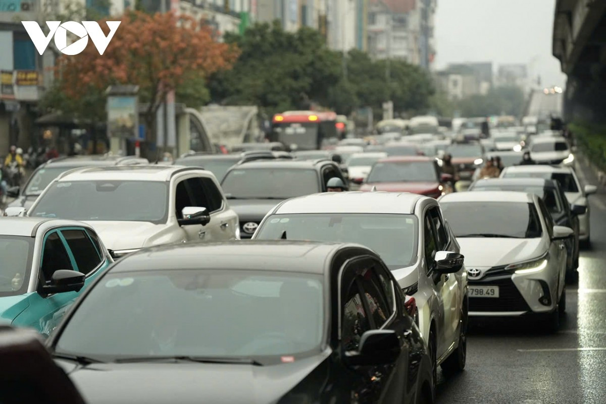 Giao thông thông suốt, cùng thời tiết không quá lạnh, với nền nhiệt buổi sáng từ 20-22 độ C, người dân Thủ đô di chuyển đến công sở thuận lợi.