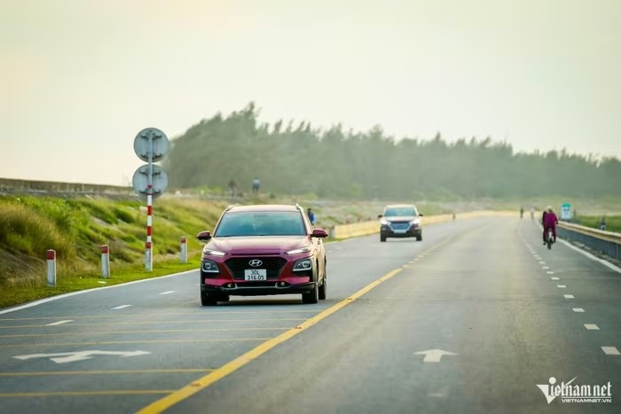 Tuyến đường bộ ven biển đoạn qua tỉnh Ninh Bình có quy mô đường cấp 3 đồng bằng, vận tốc thiết kế 80km/h, 2 làn xe cơ giới, mặt đường rộng 11m. Trong đó, đoạn qua tỉnh Nam Định (cũ) đã đưa vào khai thác sử dụng từ tháng 6/2024; đoạn qua tỉnh Ninh Bình cũ (giai đoạn I) đã khánh thành vào tháng 9 vừa qua.