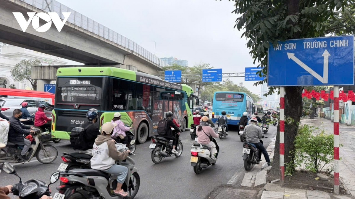 Đến 8h, tại khu vực gần cầu vượt Ngã Tư Sở, hướng Tây Sơn, xảy ra ùn ứ cục bộ từ phía Nguyễn Trãi. Lượng xe tăng nhanh khiến tốc độ lưu thông qua khu vực này giảm.