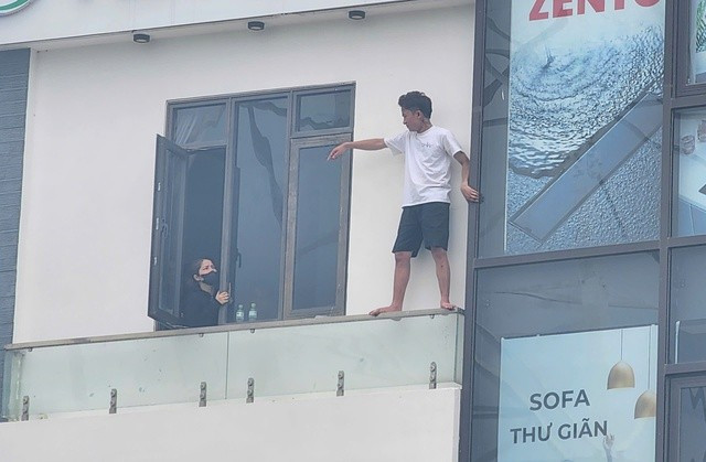 Thanh niên đứng nguy hiểm ở tầng 4 khách sạn.