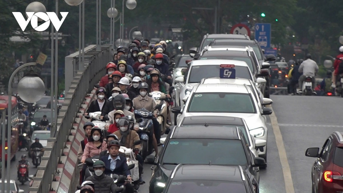 Đường Chùa bộc hướng đi Phạm Ngọc Thạch, các phương tiện di chuyển chậm, trong khi chiều ngược lại thông thoáng