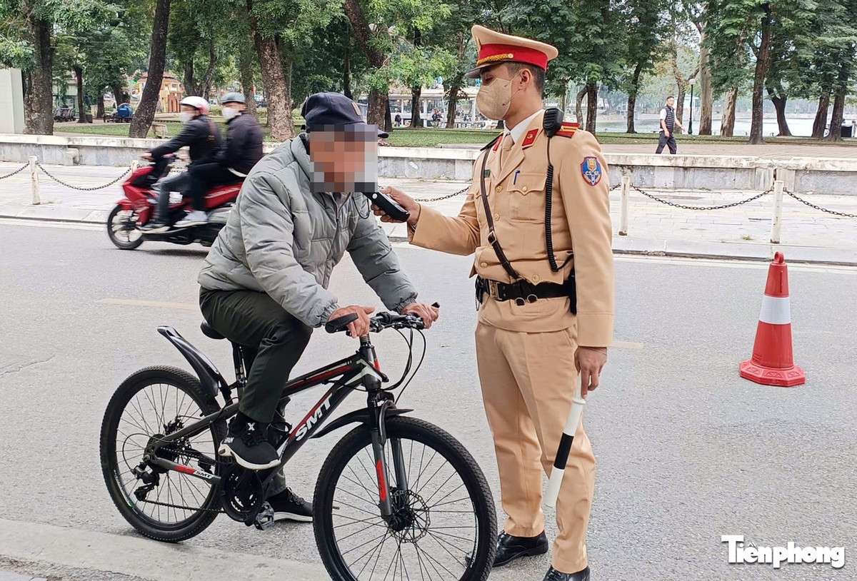 Người đi xe đạp kiểm tra nồng độ cồn.
