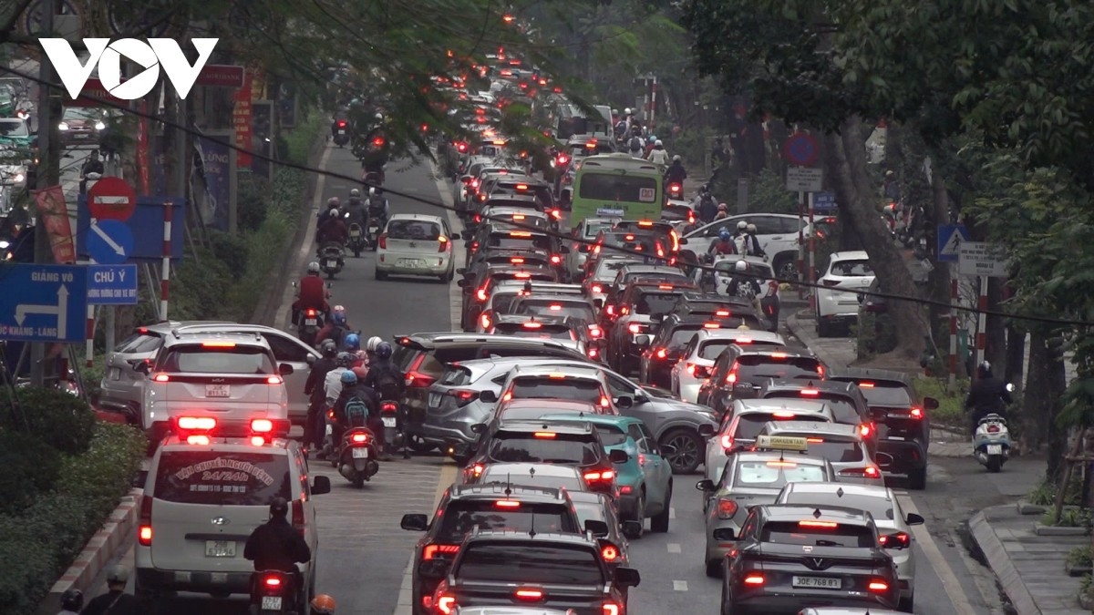 Điểm nối Giảng Võ, ô tô chiếm hết các làn đường, khiến xe máy muốn di chuyển được phải leo lên vỉa hè.