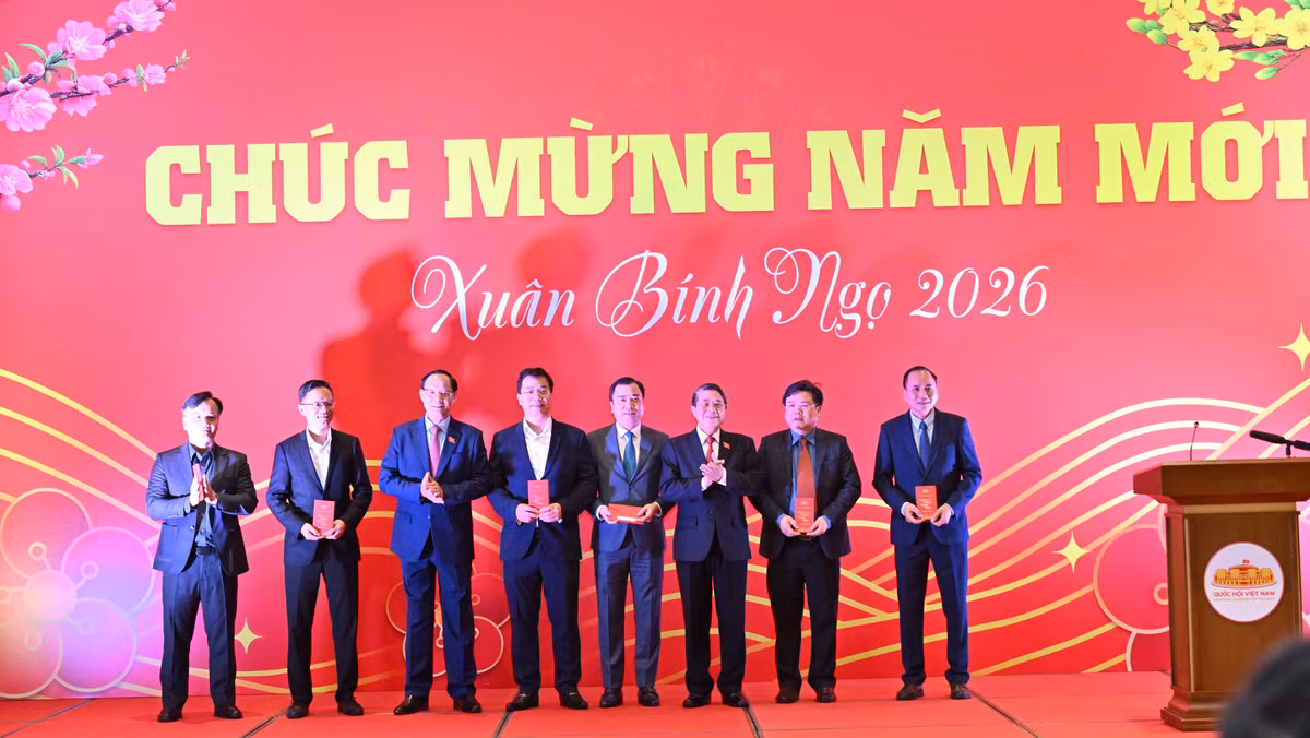 Phó Chủ tịch Quốc hội Nguyễn Đức Hải và Phó Chủ tịch Quốc hội Trần Quang Phương chúc Tết các đơn vị. Ảnh: Quang Khánh