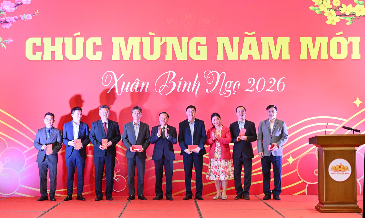 Phó Chủ tịch Quốc hội Nguyễn Khắc Định chúc Tết các đơn vị. Ảnh: Quang Khánh