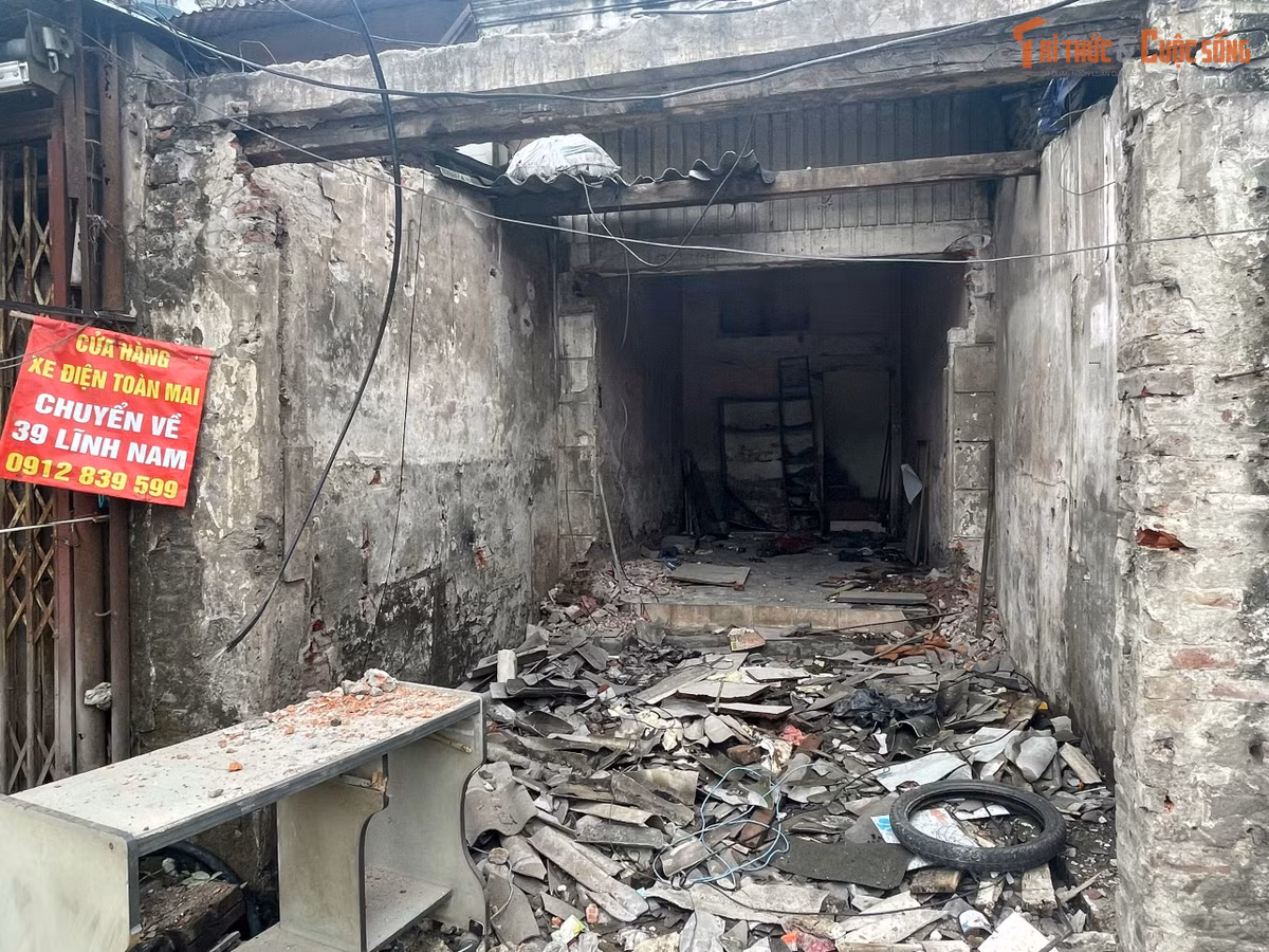 Tuy nhiên, thực tế ghi nhận cho thấy quá trình triển khai vẫn gặp nhiều vướng mắc, đặc biệt trong việc thu hồi, bàn giao mặt bằng từ người dân, khiến tiến độ bị gián đoạn và hiện trường thi công trở nên nhếch nhác, ô nhiễm.