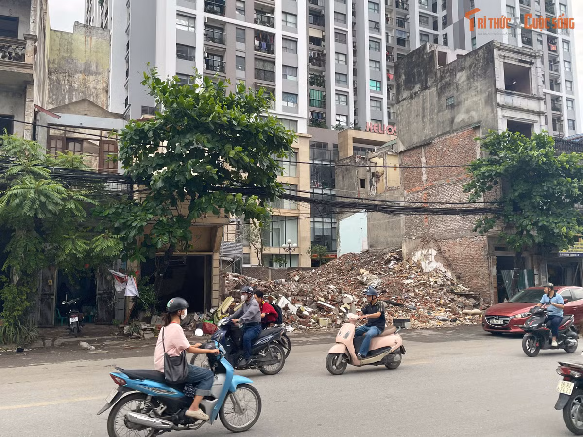 Trong bối cảnh Hà Nội đang nỗ lực hoàn thiện hạ tầng giao thông, dự án đường Tam Trinh được kỳ vọng sẽ trở thành trục kết nối quan trọng sau khi hoàn thành. Tuy nhiên, để đạt được mục tiêu đó, việc tháo gỡ dứt điểm các vướng mắc về giải phóng mặt bằng và xử lý hiện trường thi công là yêu cầu cấp thiết. Nếu không, một dự án nghìn tỷ đồng sẽ tiếp tục đối mặt với nguy cơ chậm tiến độ – và những hệ lụy kéo dài đối với đời sống đô thị.