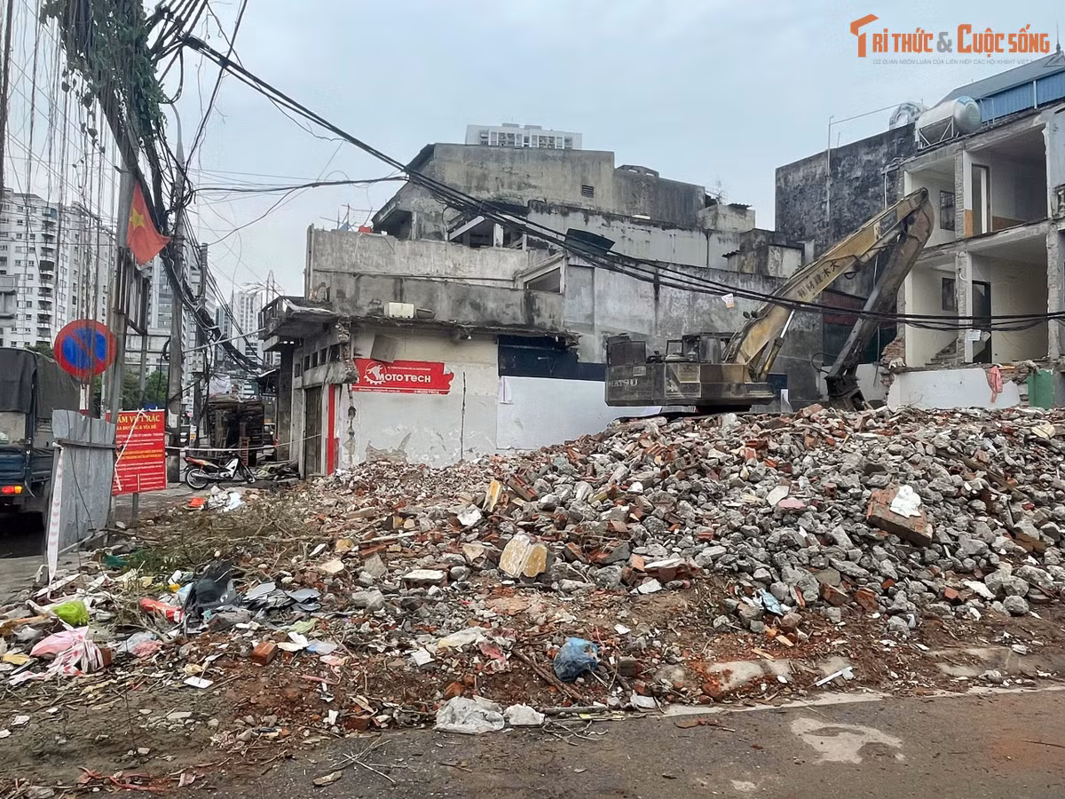 Theo ghi nhận, có những đoạn tuyến đã giải phóng xong xen kẽ với những khu vực chưa thể tháo dỡ. Điều này khiến việc thi công không thể triển khai đồng bộ, buộc nhà thầu phải thi công cầm chừng hoặc tạm dừng ở nhiều vị trí.