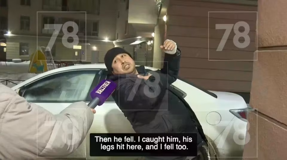 Khairullo kể lại rằng cậu bé đã ngã úp mặt xuống tuyết, khiến cả hai ngã theo. (Nguồn: East2West)