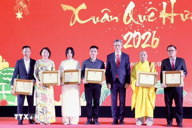 Đại sứ Nguyễn Minh Vũ trao tặng giấy khen cho các cá nhân, tổ chức tiêu biểu trong cộng đồng, có thành tích nổi bật trong năm vừa qua. (Ảnh: Quang Anh/TTXVN)