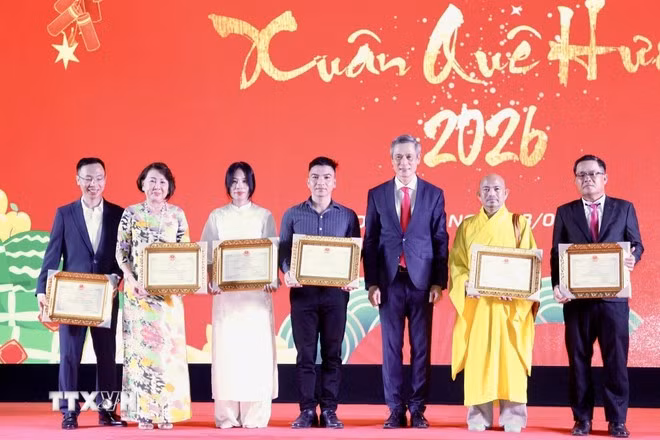 Đại sứ Nguyễn Minh Vũ trao tặng giấy khen cho các cá nhân, tổ chức tiêu biểu trong cộng đồng, có thành tích nổi bật trong năm vừa qua. (Ảnh: Quang Anh/TTXVN)