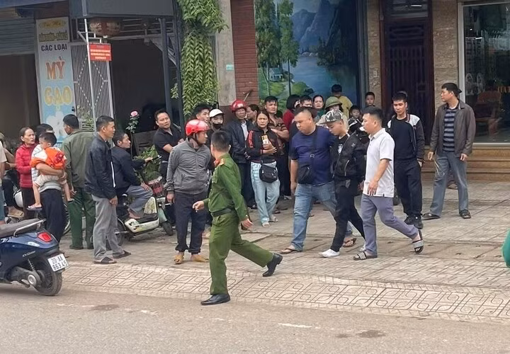 Lực lượng chức năng bắt giữ Dương Trọng Hoàng sau khi cướp tiệm vàng. 