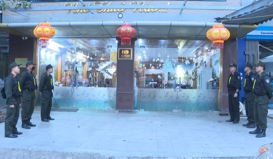 Công an khám xét trụ sở công ty các bị can.