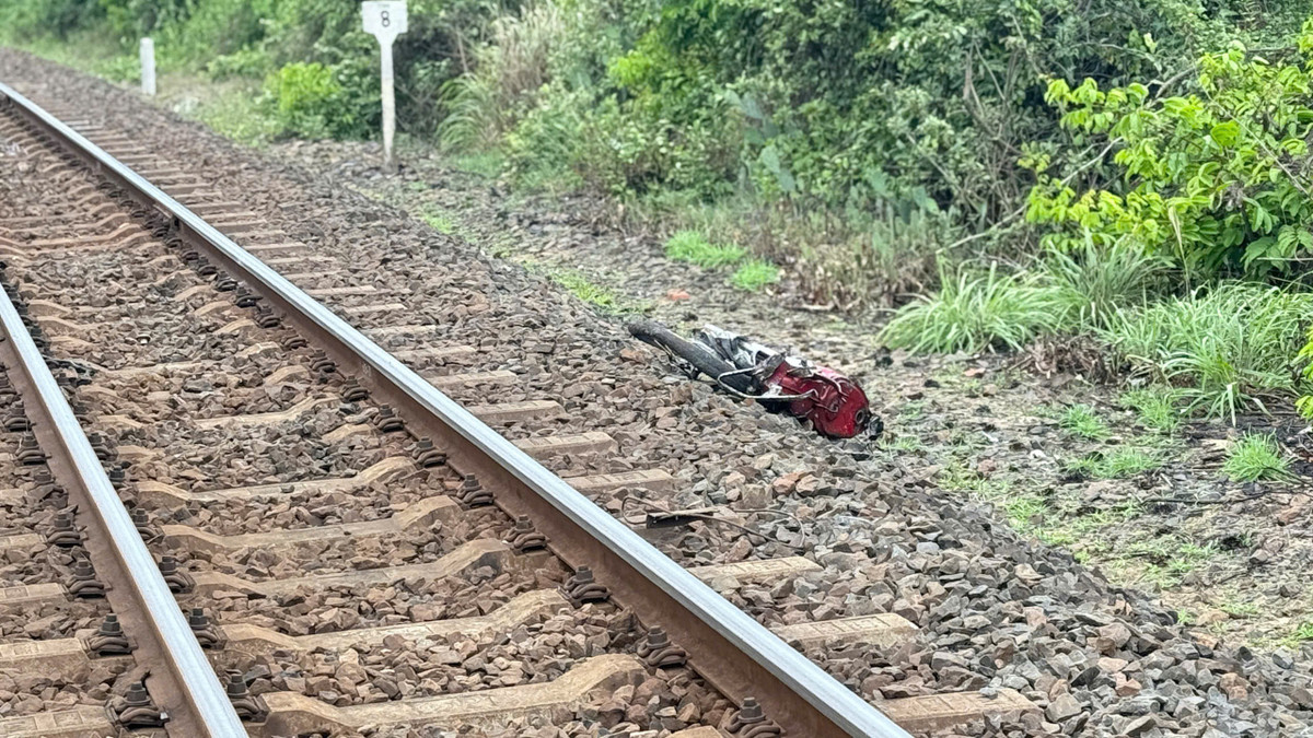 Xe máy của nạn nhân bị tàu hỏa tông văng ra xa.