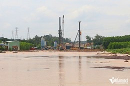 &quot;Biển&quot; nước ngập cả dự án cao tốc Biên Hòa - Vũng Tàu đang thi công. Ảnh: Hoàng Anh