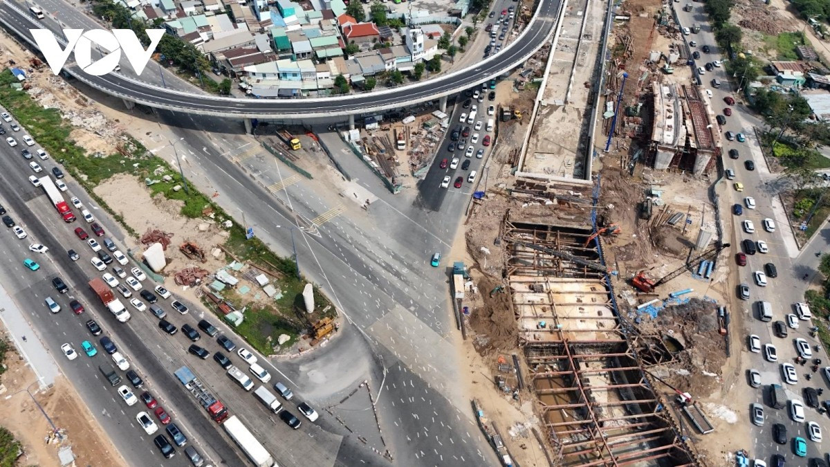 Trên cao, nhánh cầu mới gần như “vắng hoe”, xe cộ thưa thớt. Nhưng ngay bên dưới, mặt đất khu vực nút giao An Phú vẫn chật cứng phương tiện.