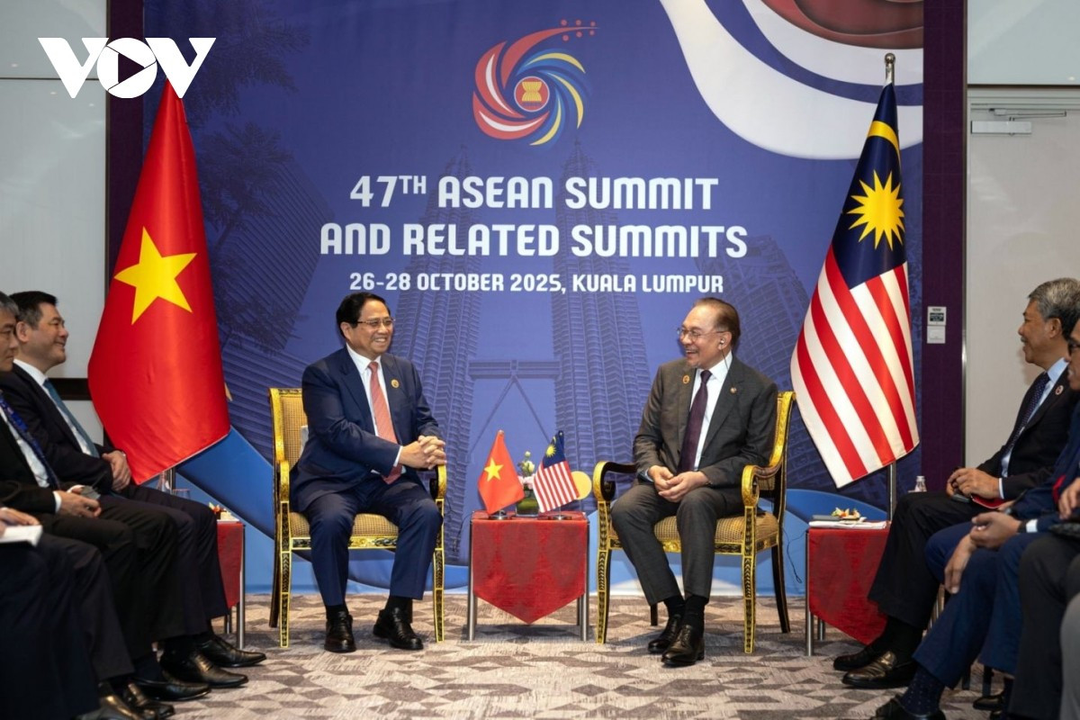 Thủ tướng Phạm Minh Chính gặp Thủ tướng Malaysia Anwar Ibrahim
