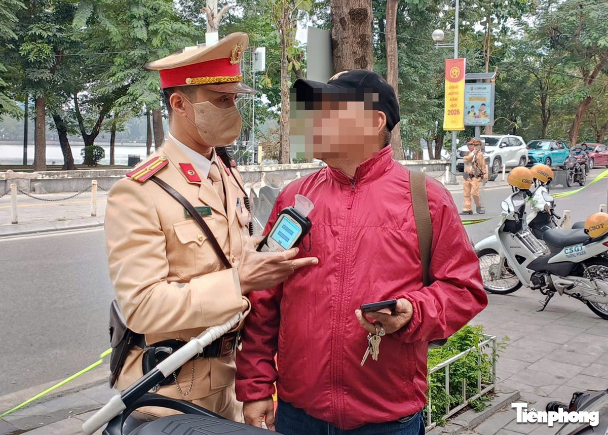 Tổ công tác CSGT Hà Nội phát hiện nhiều trường hợp vi phạm nồng độ cồn ở mức cao.