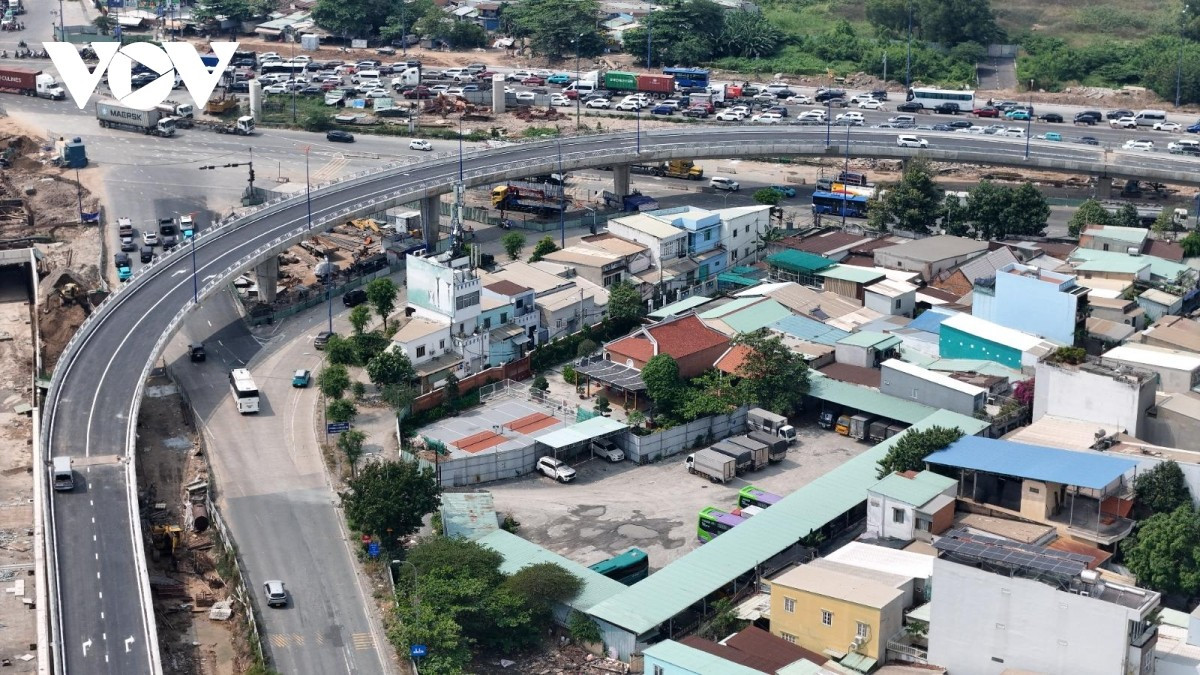 Việc một hạng mục quan trọng được đưa vào sử dụng nhưng hoạt động dưới công suất đặt ra câu hỏi về hiệu quả đầu tư và cách tổ chức giao thông. Lễ thông xe có thể mang ý nghĩa biểu tượng, nhưng với người dân, điều họ cần là đường thông thật sự, không phải những cây cầu đẹp nhưng ít người đi.