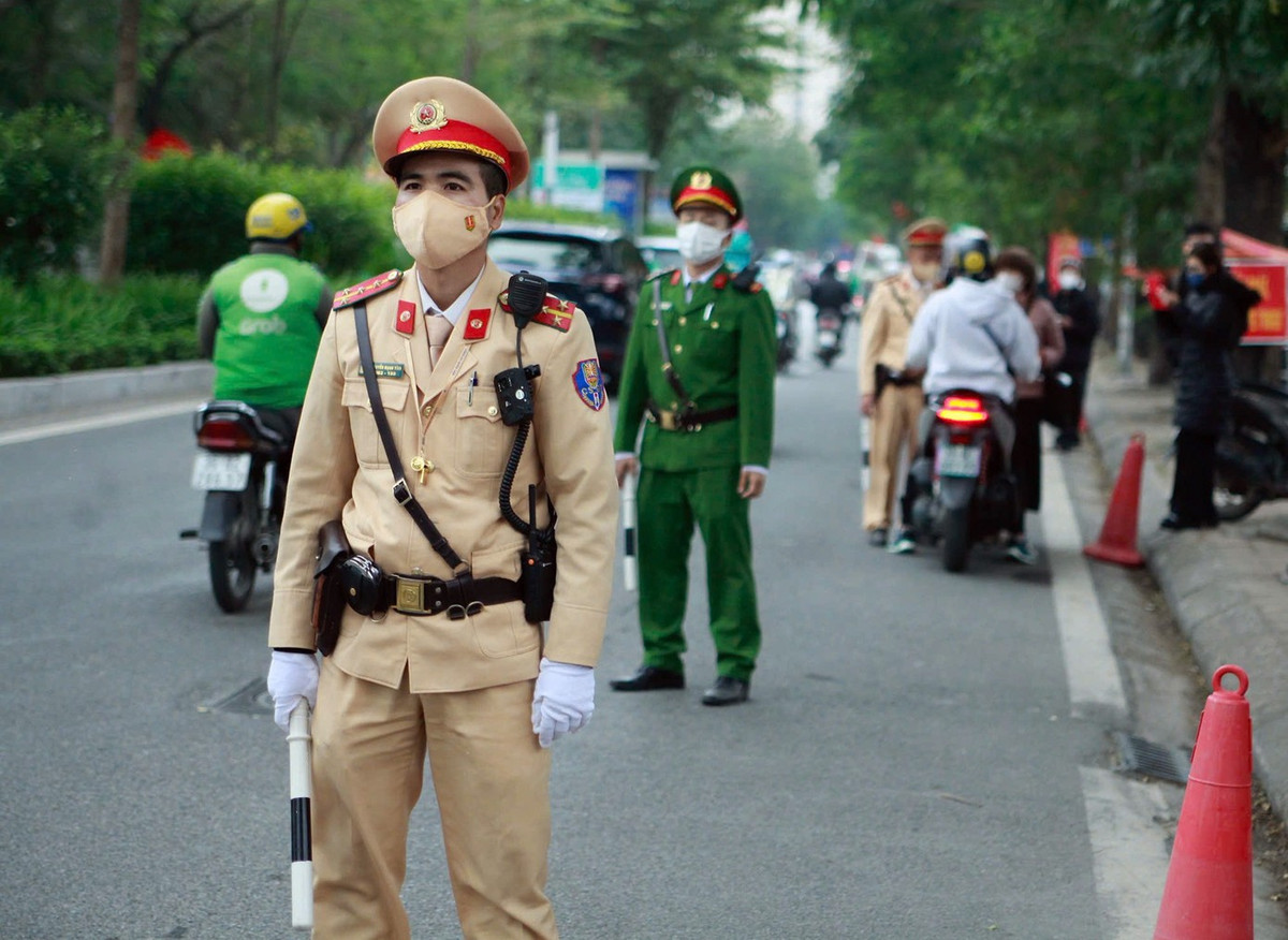 Lực lượng CSGT phối hợp với Công an phường làm nhiệm vụ.