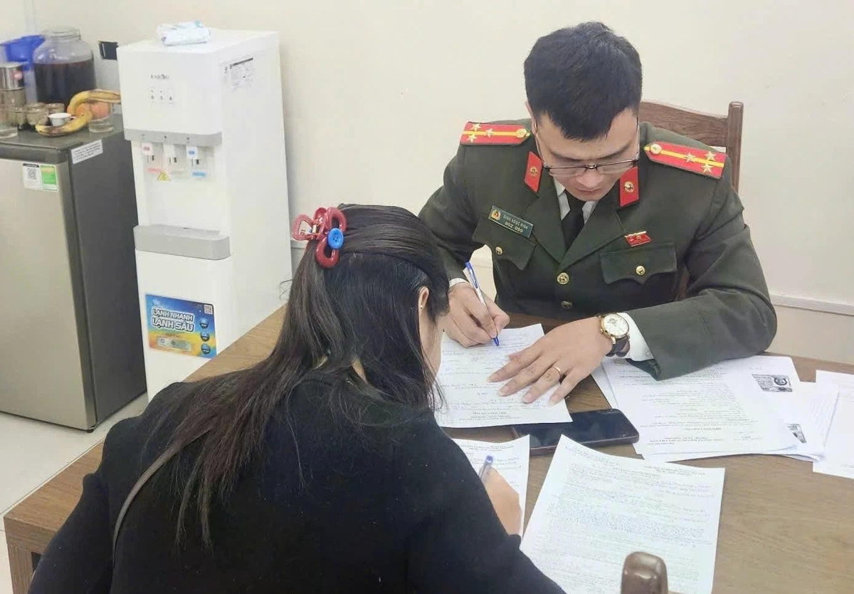 Cơ quan Công an làm việc với trường hợp vi phạm.