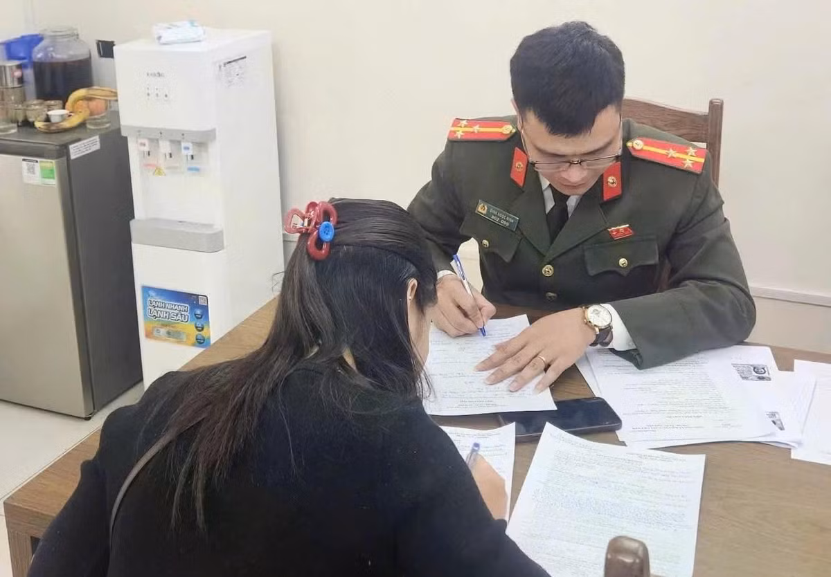 Cơ quan Công an làm việc với trường hợp vi phạm.