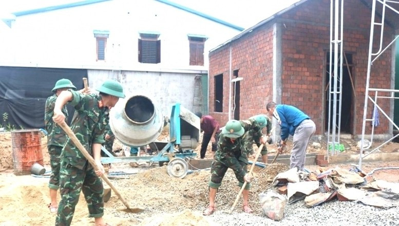 Cán bộ, chiến sĩ Trung đoàn 6, Bộ Chỉ huy Quân sự thành phố Huế hỗ trợ xây dựng, sửa chữa nhà giúp người dân vùng thiên tai. (Ảnh minh họa: KT)