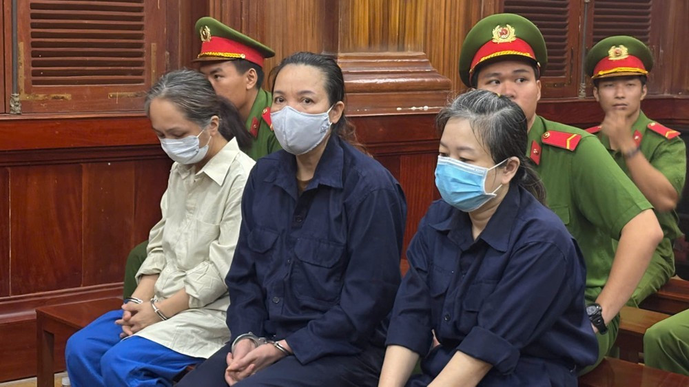 Bị cáo Giáp Thị Sông Hương (giữa) tại phiên tòa ngày 15/8. Ảnh: SONG MAI