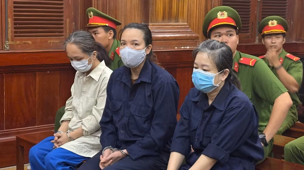Bị cáo Giáp Thị Sông Hương (giữa) tại phiên tòa ngày 15/8. Ảnh: SONG MAI