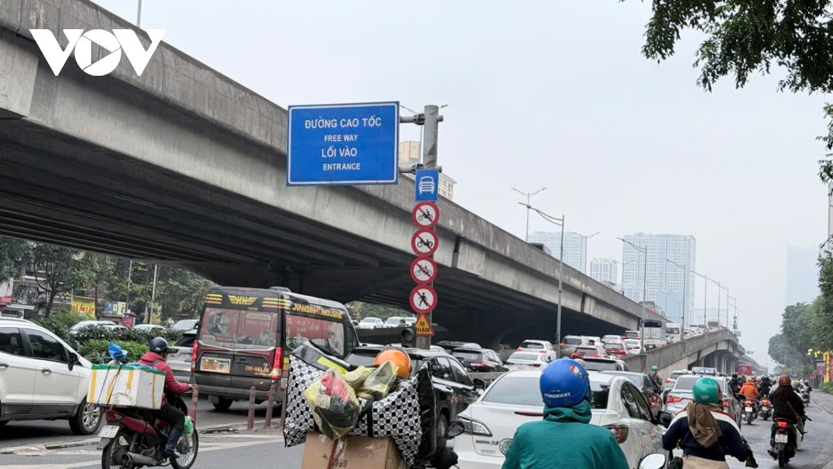 Khoảng 8h, trục đường Khuất Duy Tiến tuy mật độ giao thông có cao hơn tuy nhiên không xảy ra tình trạng ùn tắc kéo dài.