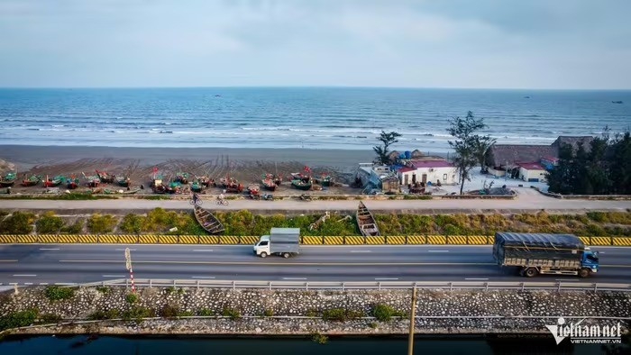 Đoạn từ xã Hải Tiến (tỉnh Ninh Bình) hướng về cầu Hà Lạn, đường bộ ven biển cơ bản đi sát tuyến đê biển hiện hữu.