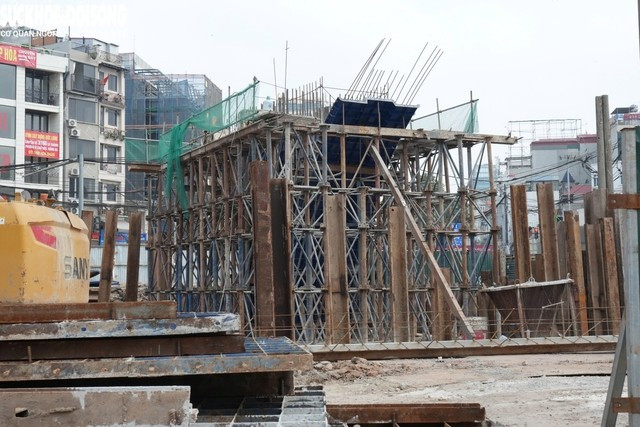 Trên tuyến đường này có 2 cầu vượt rất quan trọng là cầu vượt nút giao Láng Hạ - Giảng Võ và Nguyễn Chí Thanh.