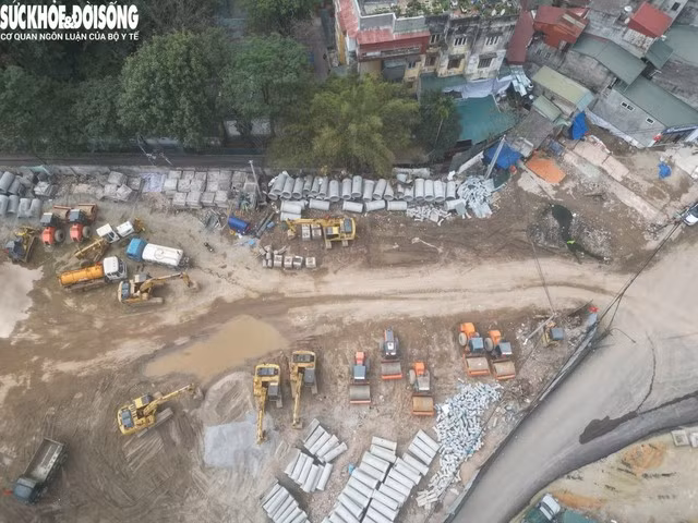 Nhiều máy móc được huy động tại công trường dự án.