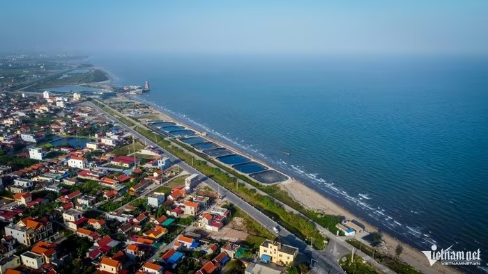 Sau khi sáp nhập, tỉnh Ninh Bình mới có đường bờ biển dài hơn 92 km. Đây được xem là lợi thế chiến lược, giúp địa phương phát triển kinh tế biển và mở rộng không gian du lịch từ vùng di sản đến dải ven biển giàu tiềm năng, hình thành chuỗi du lịch văn hóa - sinh thái - tâm linh - biển đa dạng và hấp dẫn.