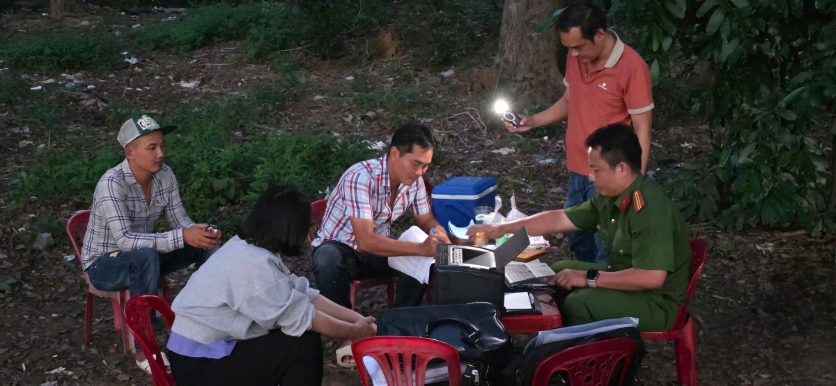 Cơ quan chức năng thu thập tài liệu, chứng cứ tại hiện trường hàng trăm tấn rác được đổ trộm. (Ảnh: CACC)