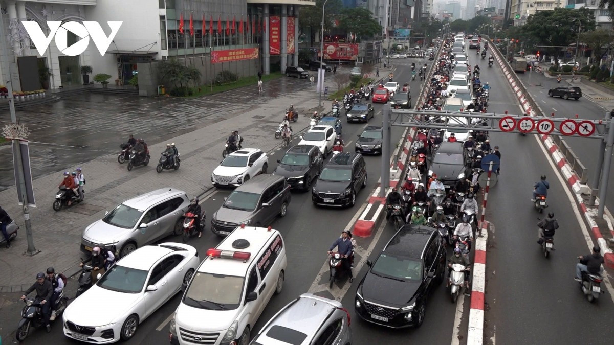 Trục đường Thái Hà hướng đi Giảng Võ mật độ giao thông tăng nhanh khi vào giờ cao điểm. Các phương tiện di chuyển chậm trên cầu vượt khu vực Thái Hà - Huỳnh Thúc Kháng.
