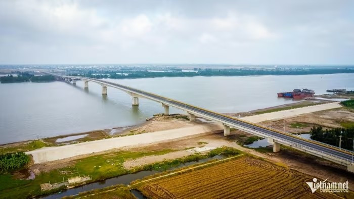 Điểm đầu của dự án kết nối với tuyến đường ven biển của tỉnh Thái Bình cũ (nay là tỉnh Hưng Yên) tại Km0+00, thuộc khu vực đê hữu sông Hồng, xã Giao Minh, tỉnh Ninh Bình. Điểm cuối nằm tại vị trí đấu nối với dự án đường ven biển Kim Sơn, thuộc địa bàn xã Bình Minh (Ninh Bình). Trong ảnh là điểm đầu của dự án tại cầu vượt sông Hồng, nối Hưng Yên với Ninh Bình.