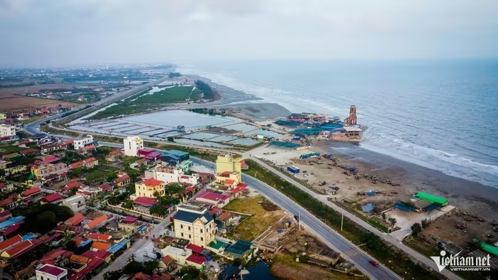 Tuyến đường đi qua khu vực nhà thờ đổ (xã Hải Tiến). Những năm gần đây, khu vực này đang trở thành điểm đến hấp dẫn, thu hút đông đảo du khách đến tham quan.