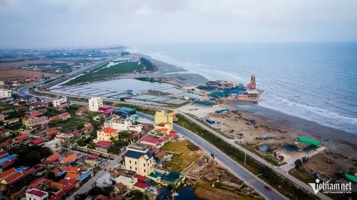 Tuyến đường đi qua khu vực nhà thờ đổ (xã Hải Tiến). Những năm gần đây, khu vực này đang trở thành điểm đến hấp dẫn, thu hút đông đảo du khách đến tham quan.