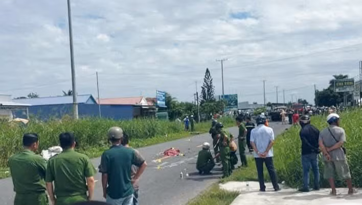 Riêng người vợ bị ô tô tải cán qua đầu, tử vong tại chỗ. Ảnh: An An