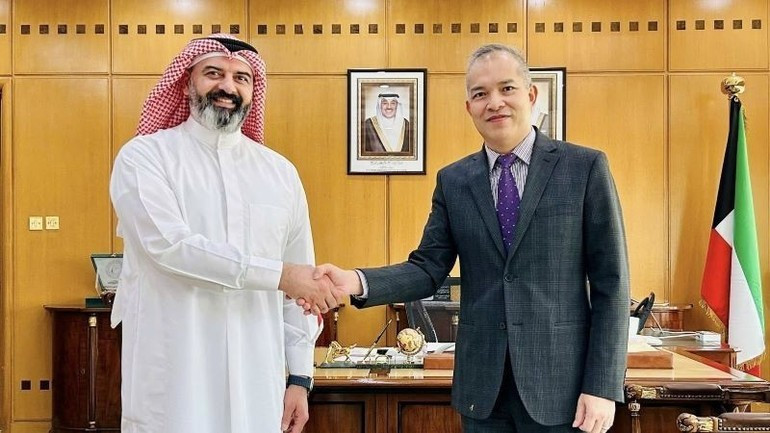 Đại sứ Nguyễn Đức Thắng làm việc với ông Salem Alhai – Tổng Vụ trưởng Cơ quan Công quyền về Nông nghiệp và Thủy sản Kuwait nhằm tăng cường quan hệ hợp tác giữa hai nước trong lĩnh vực nông nghiệp. (Ảnh: Đại sứ quán Việt Nam tại Kuwait)