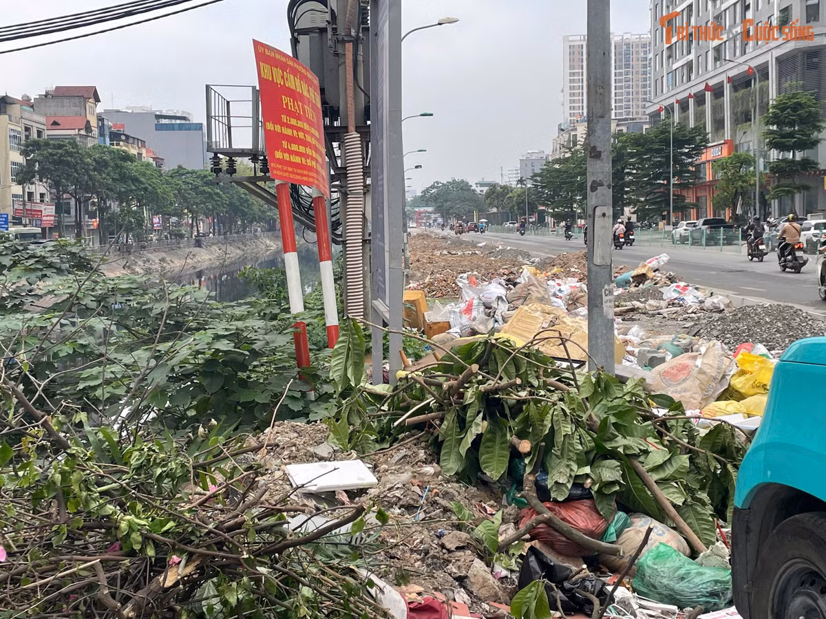 Ngay từ đầu đường Nguyễn Cảnh Dị nối với cầu sông Lừ là một bãi rác lớn lẫn lộn giữa rác thải sinh hoạt và vật liệu thi công dù có biển báo cấm đổ rác, ngổn ngang nhiều phương tiện dừng đỗ che khuất tầm nhìn.