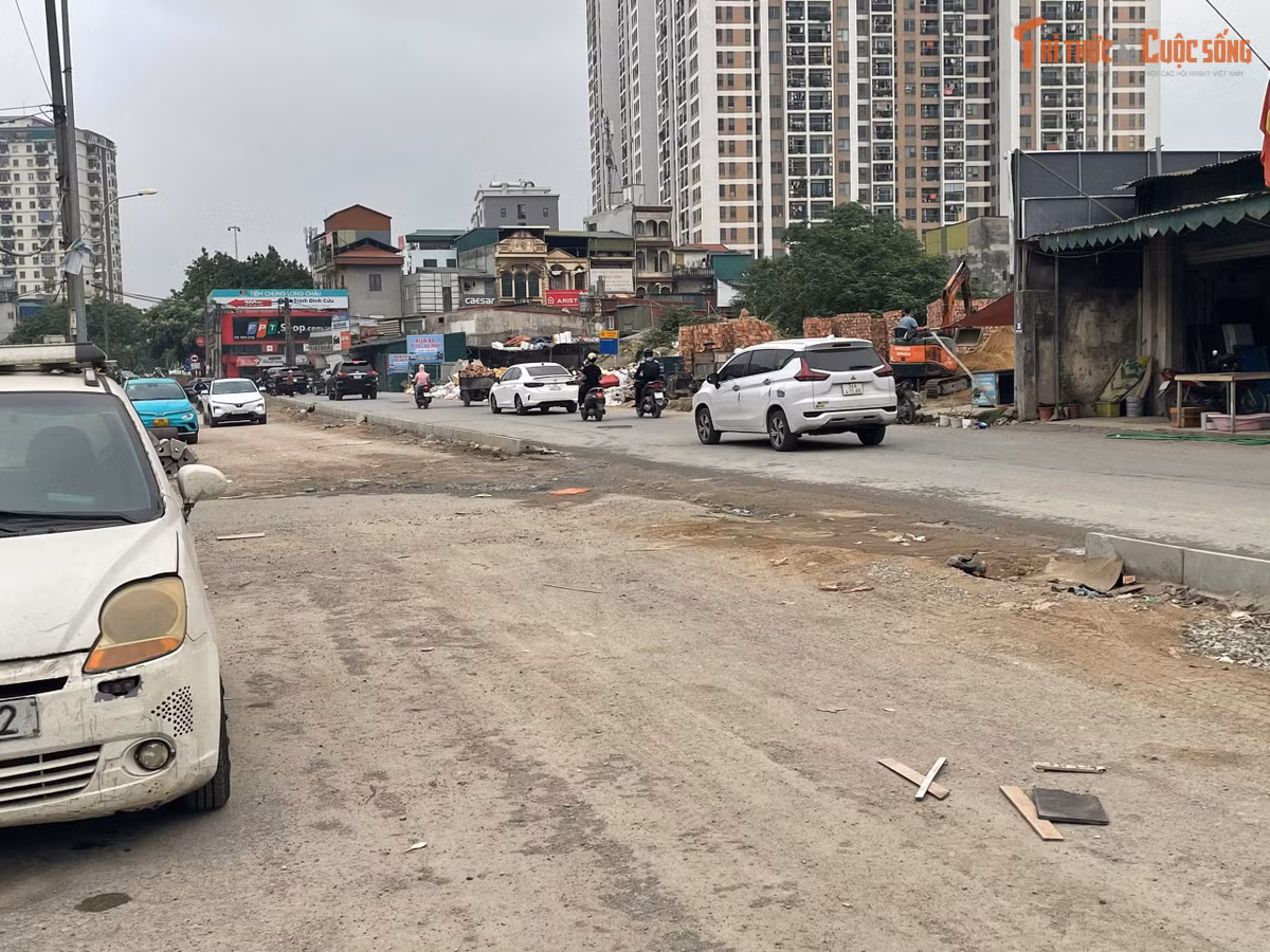 Theo ghi nhận thực tế, dù chỉ còn chưa đầy 10 ngày là đến hạn hoàn thành, tuyến đường mới chỉ được thi công một nửa, tuy tạm thời đáp ứng được nhu cầu đi lại của người dân nhưng việc chậm tiến độ dẫn đến nguy cơ mất an toàn giao thông và gia tăng tình trạng ô nhiễm môi trường.