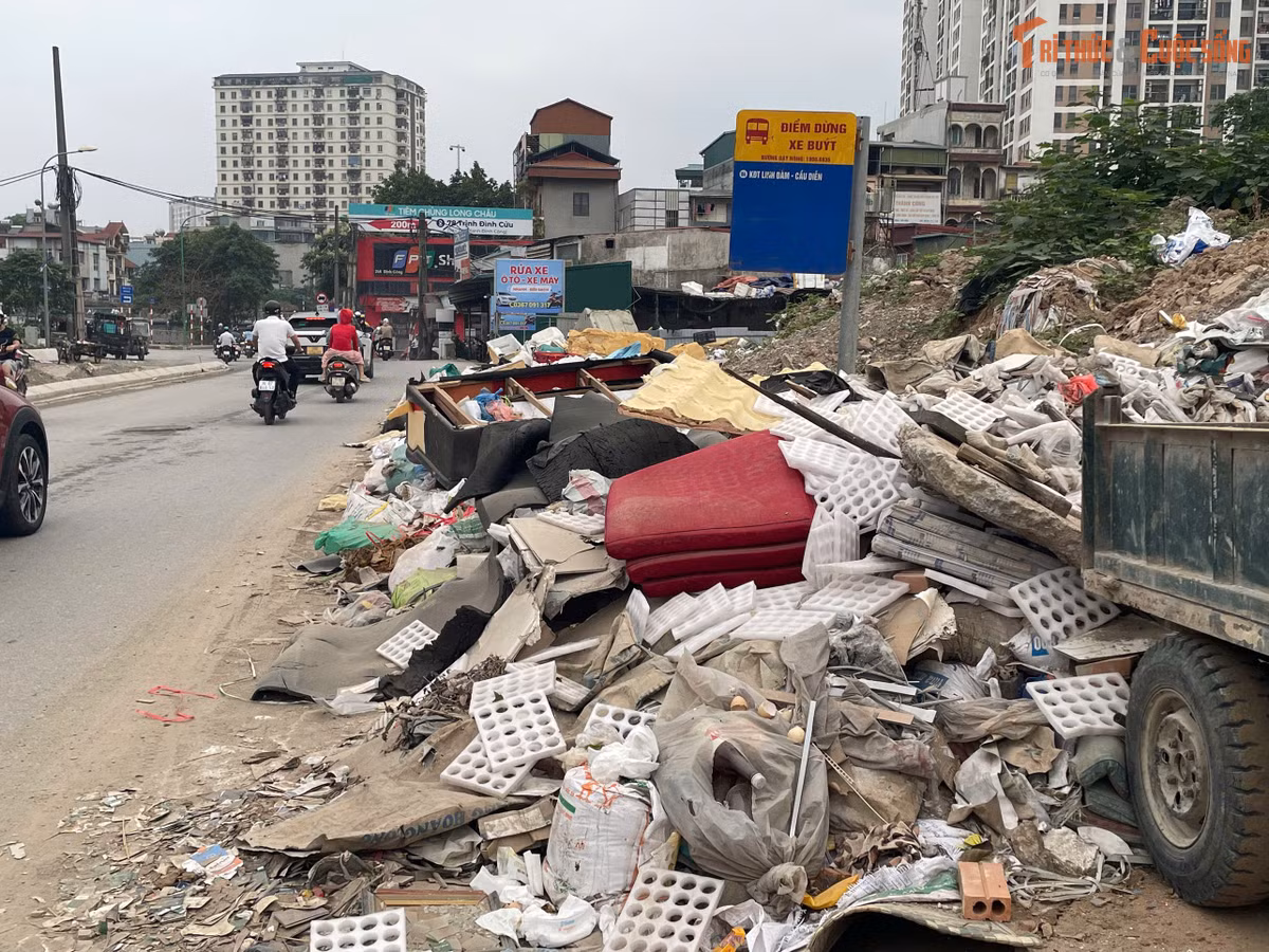 Đáng chú ý, một trạm dừng xe buýt vẫn hoạt động bình thường lại bị 'bủa vây' bởi núi rác khổng lồ, người đứng chờ xe cũng chỉ có thể đứng sát với dòng xe cộ đang lưu thông.