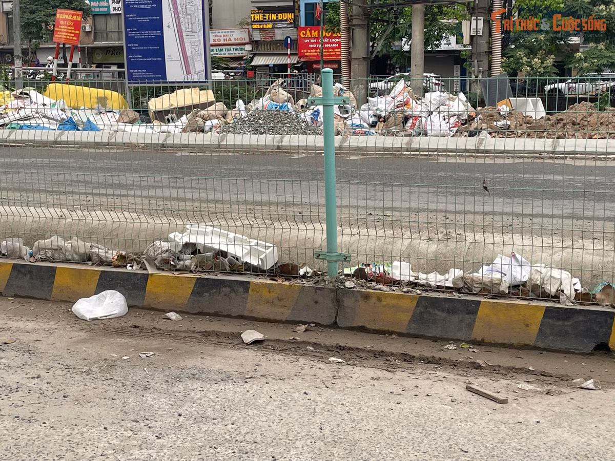 Phần rào chắn vẫn chiếm một nửa tuyến đường, kèm theo là rác thải kẹt bên trong. Phía ráp với sông Lừ không chỉ có đất đá chất chồng, mà nguồn nước dưới sông cũng đang trong tình trạng đáng báo động.