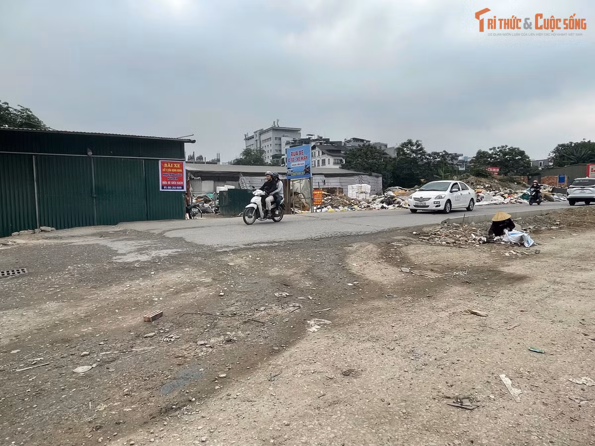 Ông H., chủ một xưởng vật liệu nằm sát tuyến đường, cho biết công việc của gia đình ông bị ảnh hưởng nặng nề suốt nhiều năm qua. “Xe tải vào xưởng rất khó vì đường xấu. Mưa thì lầy, nắng thì bụi mà đi bộ cứ phải tránh né vì không có lề đường." Ông cho biết, từ khi dự án triển khai rồi bỏ dở, mọi thứ trở nên “bừa bộn và khó sống hơn”. Theo ông, điều đáng lo nhất không chỉ là giao thông bất tiện mà còn là môi trường xuống cấp: “Rác để lâu bốc mùi, ruồi muỗi nhiều. Trẻ con đi lại cũng nguy hiểm.”